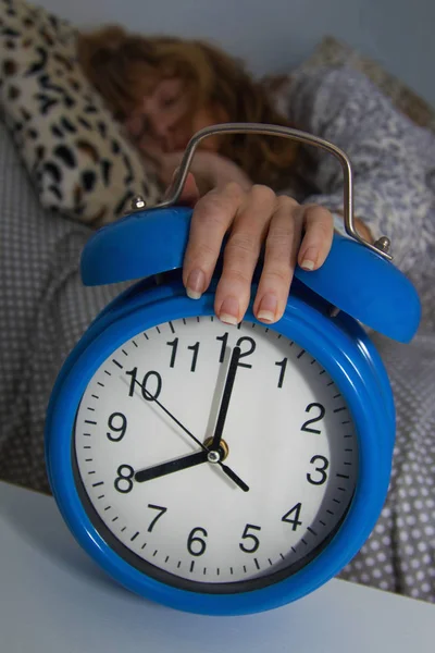 Mulher Dormindo Com Mão Despertador — Fotografia de Stock