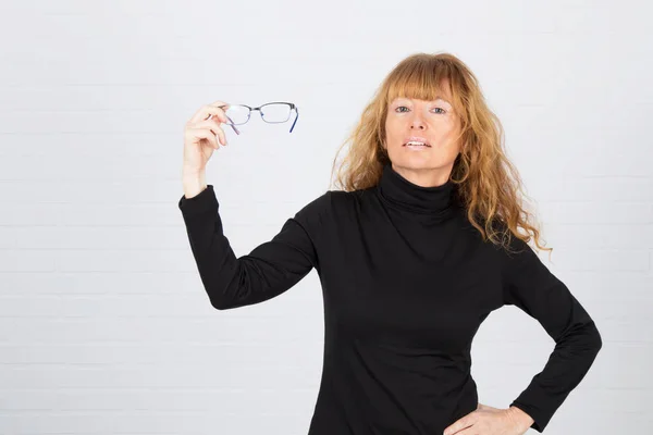 Mujer Adulta Con Gafas Mano — Foto de Stock