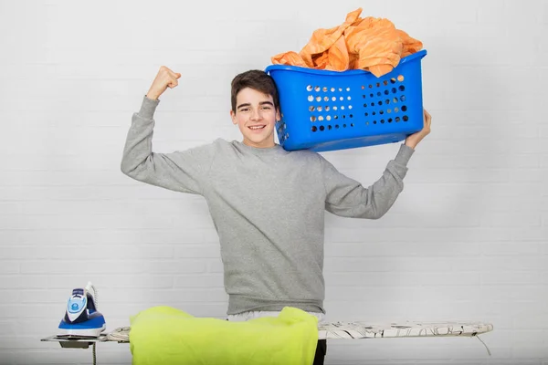 Uśmiechnięty Młody Człowiek Ubraniami Prania Prasowania — Zdjęcie stockowe