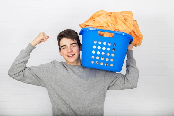 Lachende Jonge Man Met Kleren Voor Het Wassen Strijken — Stockfoto
