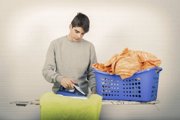 Jong Strijken Kleding Thuis — Stockfoto