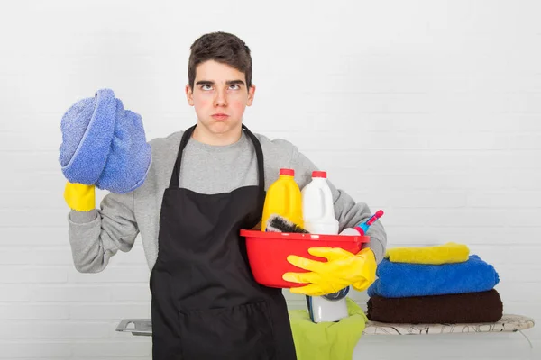 Man Met Huishoudelijke Huishoudelijke Schoonmaakmiddelen — Stockfoto