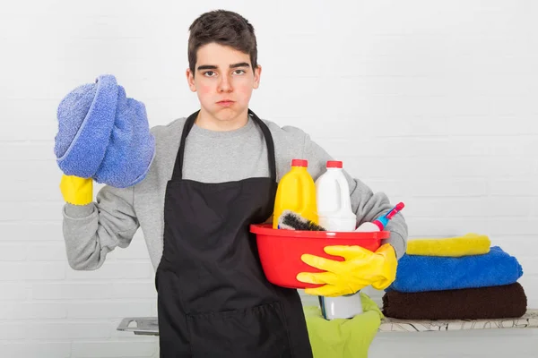 Hombre Con Productos Limpieza Domésticos Domésticos —  Fotos de Stock