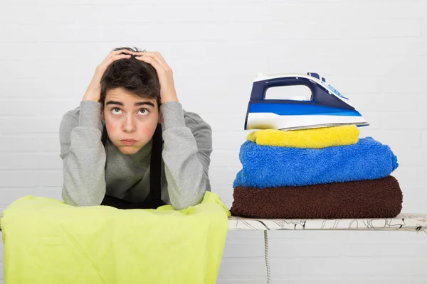 Gestreste Man Strijk Kleding — Stockfoto