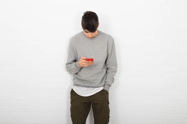 Молодий Чоловік Стіні Мобільним Телефоном — стокове фото