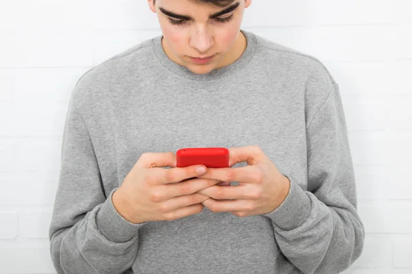 Nahaufnahme Von Jungen Menschen Mit Mobiltelefonen Der Hand — Stockfoto