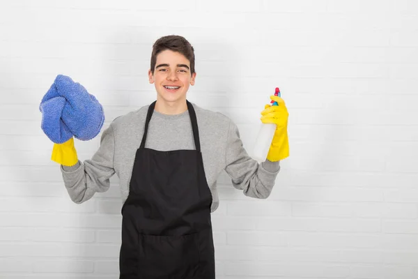 Hombre Con Trapo Detergente Listo Para Limpieza —  Fotos de Stock