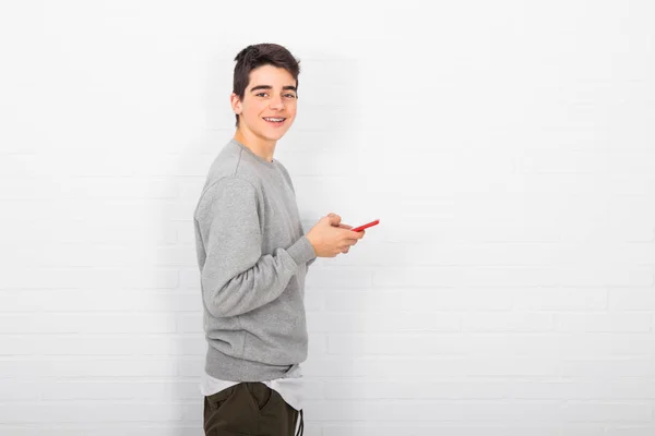 Jeune Homme Sur Mur Avec Téléphone Portable — Photo