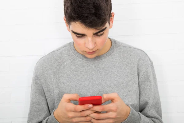Närbild Unga Människor Med Mobiltelefoner Sina Händer — Stockfoto