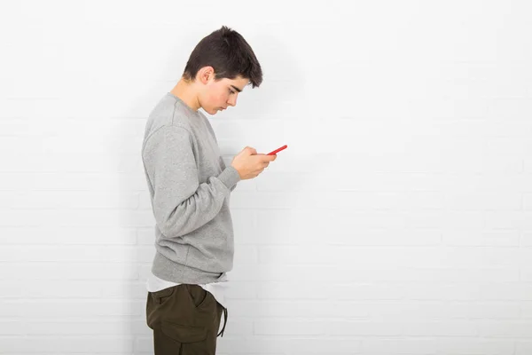 Jonge Man Aan Muur Met Mobiele Telefoon — Stockfoto