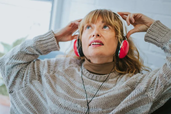 Mujer Adulta Escuchando Música Con Auriculares — Foto de Stock