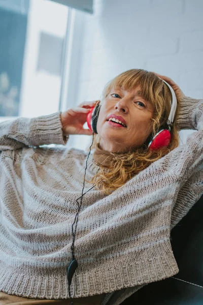 Vuxen Kvinna Med Hörlurar Lyssnar Musik — Stockfoto