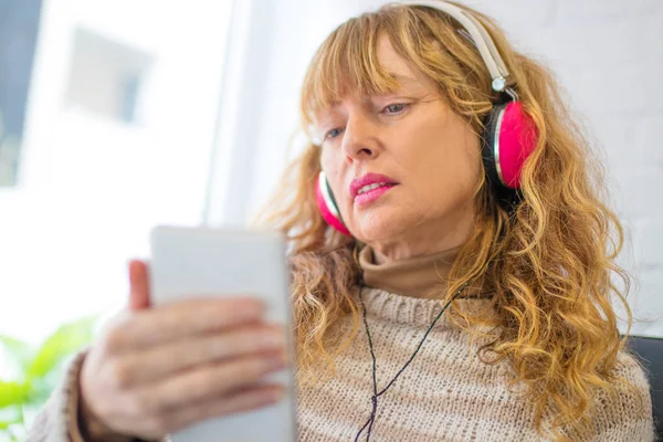 Mujer Adulta Sofá Con Auriculares Teléfono — Foto de Stock