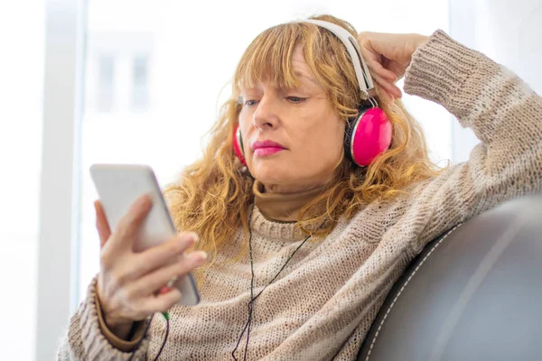 Vuxen Kvinna Soffan Med Hörlurar Och Telefon — Stockfoto