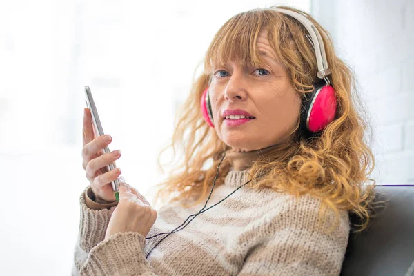 Mujer Con Teléfono Móvil Auriculares — Foto de Stock