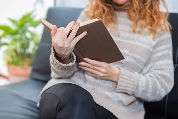 Erwachsene Frau Hände Mit Buch Lesen — Stockfoto