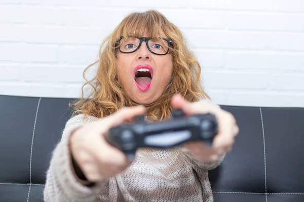 Ενήλικος Γυναίκα Παίζει Βιντεοπαιχνίδια — Φωτογραφία Αρχείου
