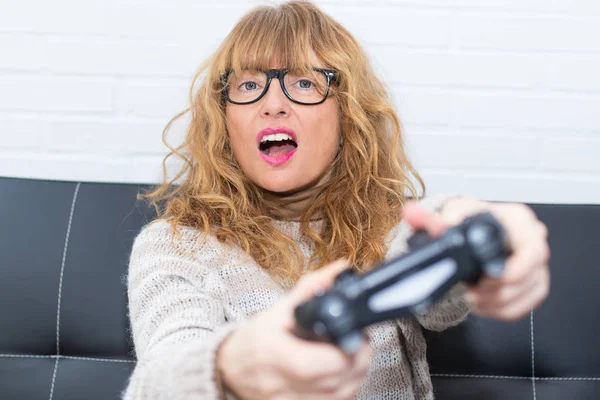 Erwachsene Frau Spielt Videospiele — Stockfoto