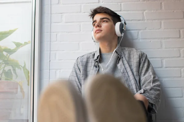 Jovem Com Fones Ouvido Casa — Fotografia de Stock