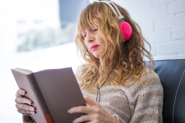 Mujer Adulta Escuchando Música Con Auriculares — Foto de Stock