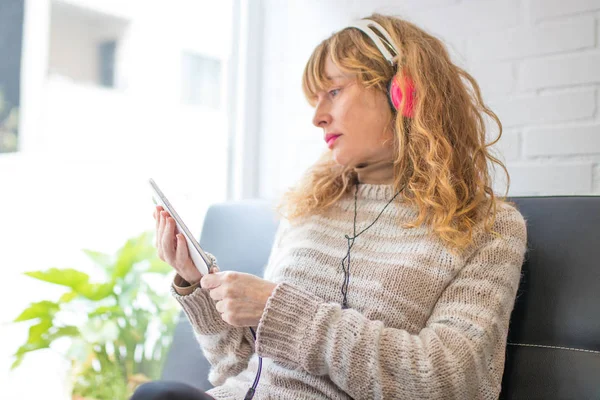 Vuxen Kvinna Soffan Med Hörlurar Och Telefon — Stockfoto