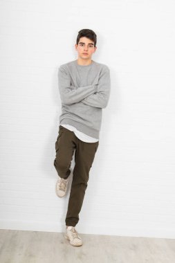 arka planda izole genç adam