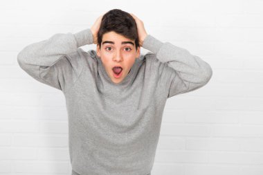 sürpriz ifade ile izole genç