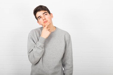 genç düşünceli ifade veya şüphe ile izole