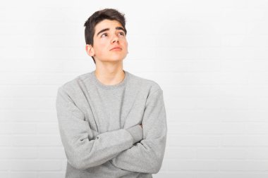 genç düşünceli ifade veya şüphe ile izole