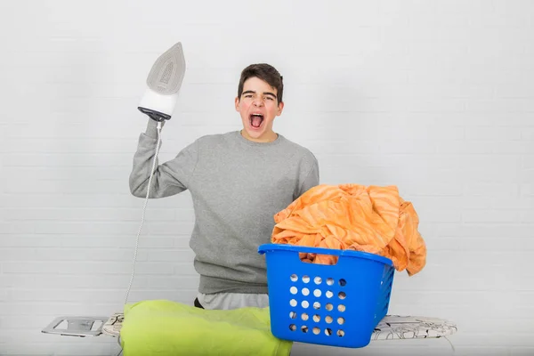 Joven Con Problemas Para Planchar Ropa — Foto de Stock