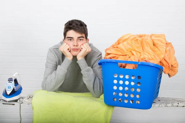 Vervelen Vermoeide Man Met Ijzer Kleding — Stockfoto