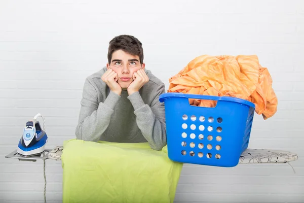 Vervelen Vermoeide Man Met Ijzer Kleding — Stockfoto