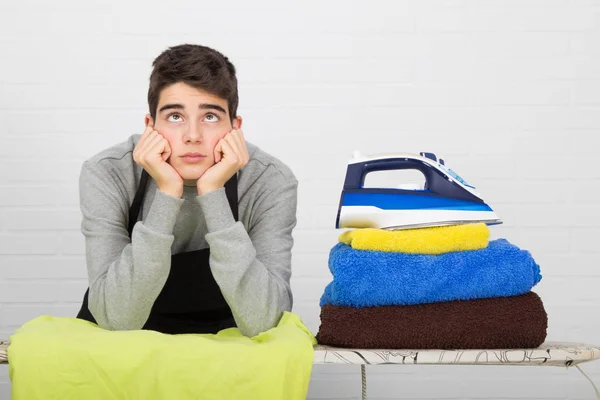 Gestreste Man Strijk Kleding — Stockfoto