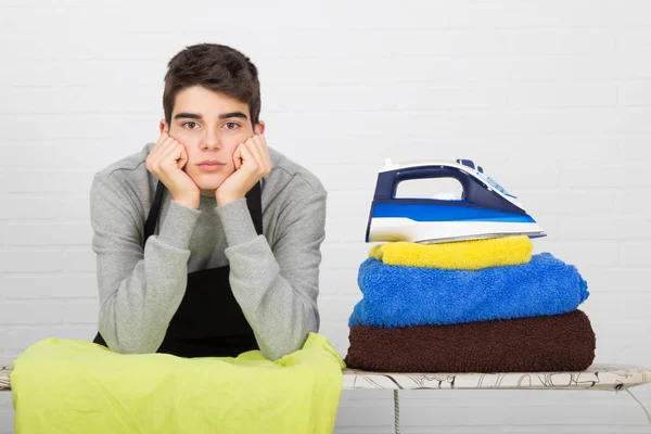 Gestreste Man Strijk Kleding — Stockfoto