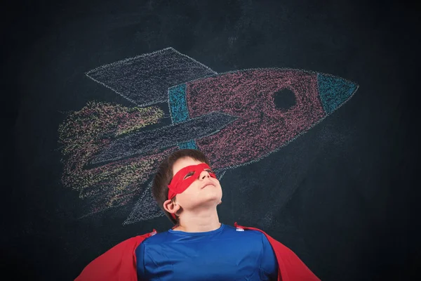 Хлопчик Маскуванні Супергероя Машини Дошці — стокове фото