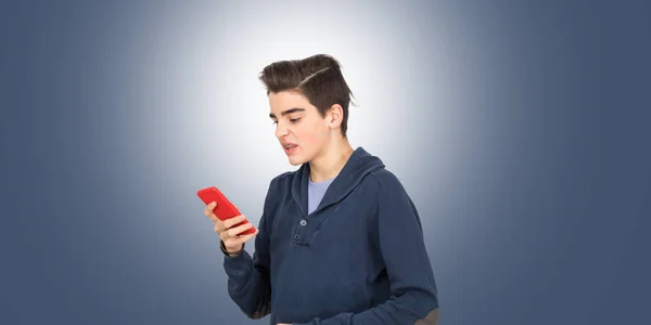 愤怒的年轻人与孤立的手机的背景 — 图库照片
