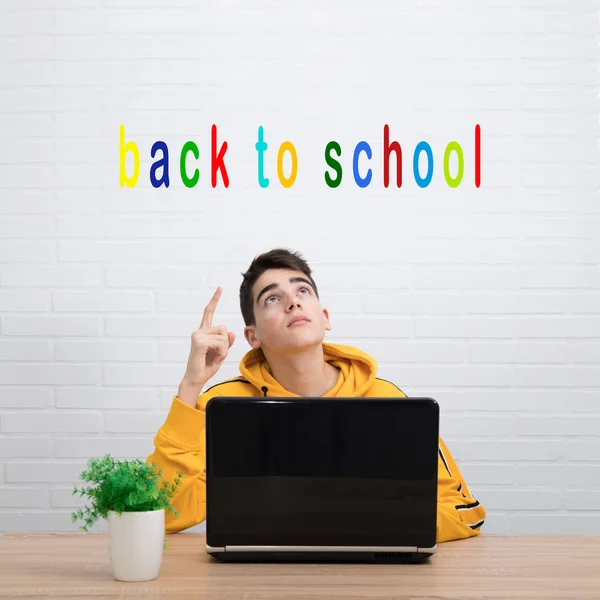 Estudante Com Computador Apontando Para Escola — Fotografia de Stock