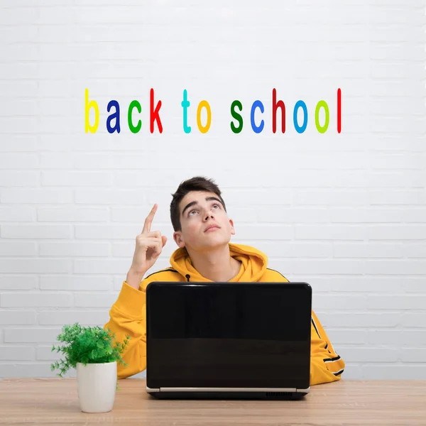 Estudiante Con Computadora Apuntando Nuevo Escuela —  Fotos de Stock