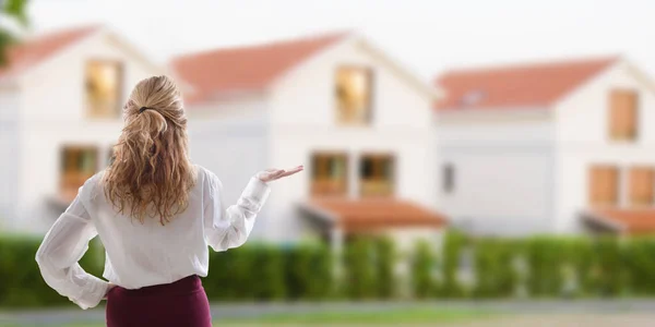 Женщина Показывает Дом Продажу Купить Дом — стоковое фото