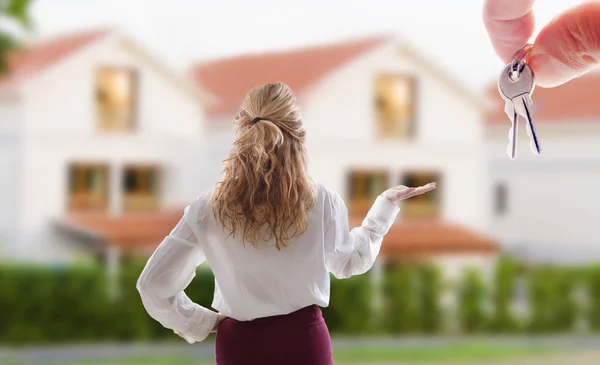 Mujer Mostrando Casa Venta Comprar Casa —  Fotos de Stock