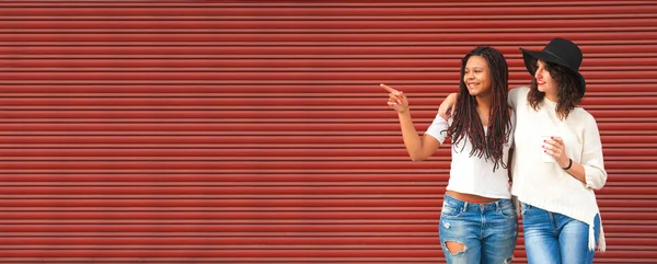 Freunde Auf Der Straße Mit Dem Städtischen Hintergrund Der Blinden — Stockfoto