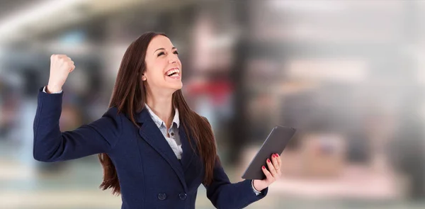 Mujer Sonriendo Con Laptop Éxito Triunfo —  Fotos de Stock
