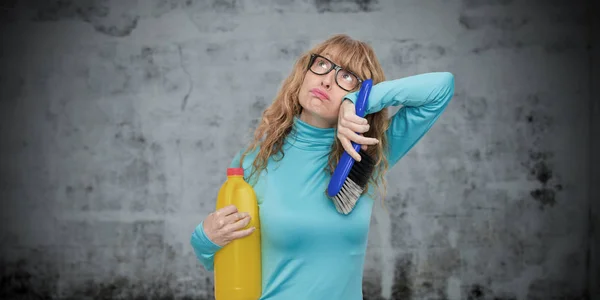 Femme Stressée Avec Des Produits Nettoyage — Photo