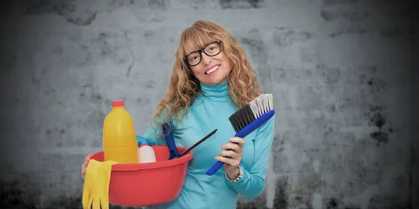 Mujer Con Productos Limpieza Aislados —  Fotos de Stock