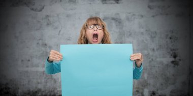 posteri veya metin alanı olan kadın