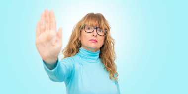 dur işareti elini havada kadın