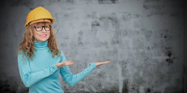 Femme Avec Casque Construction Pointant Construction Architecture — Photo