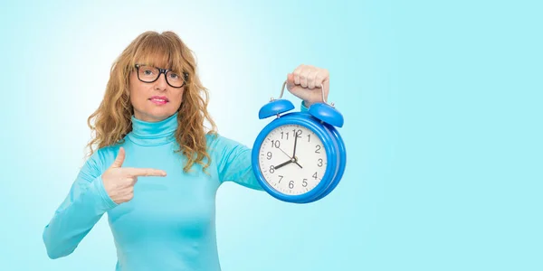 Isolierte Frau Mit Uhr Oder Wecker — Stockfoto