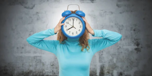 Geïsoleerde Vrouw Met Klok Alarm — Stockfoto