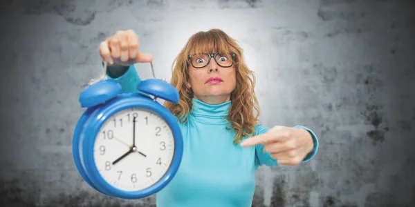 Isolierte Frau Mit Uhr Oder Wecker — Stockfoto